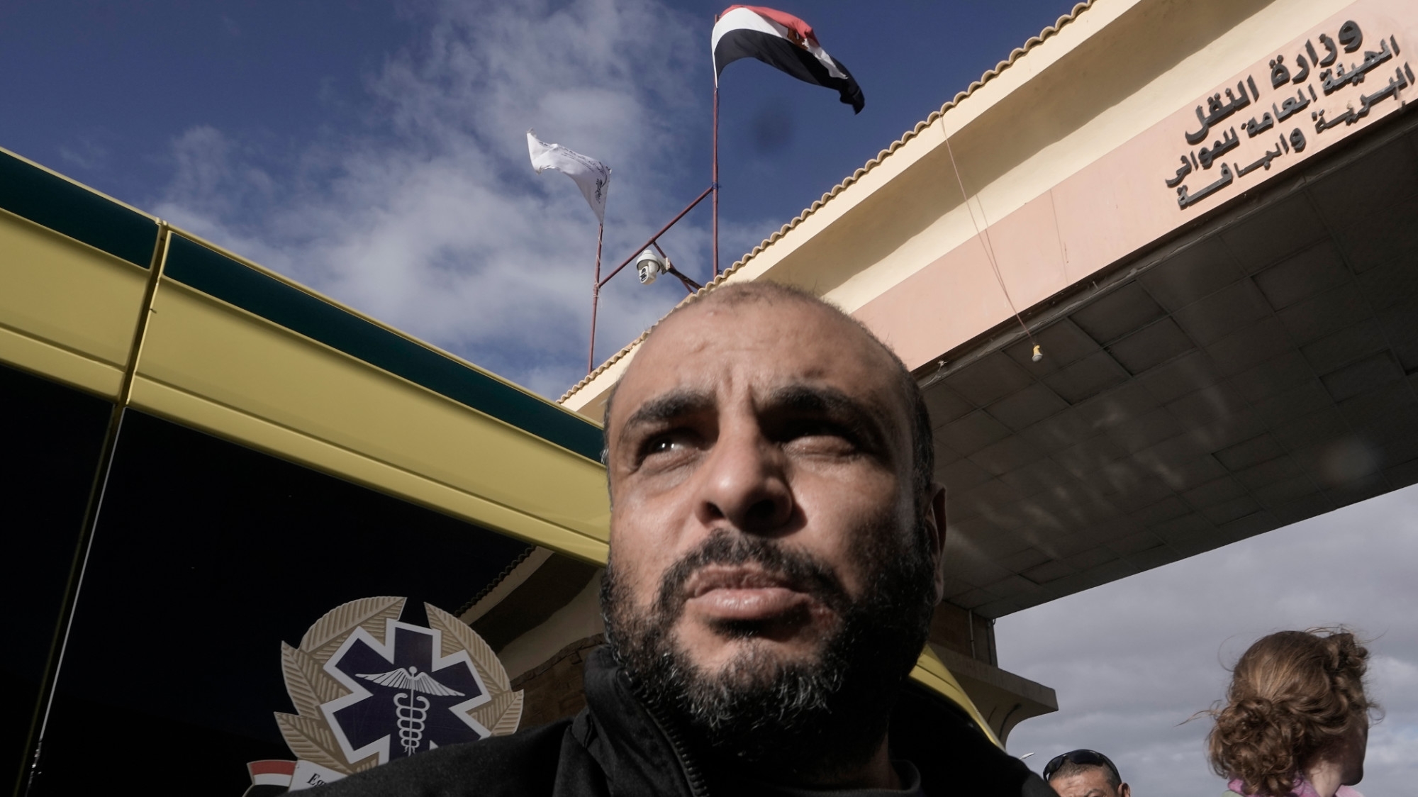 Un Palestinien attend de pouvoir entrer dans la bande de Gaza depuis l’Égypte au poste-frontière de Rafah, le 27 novembre 2023 (AP)