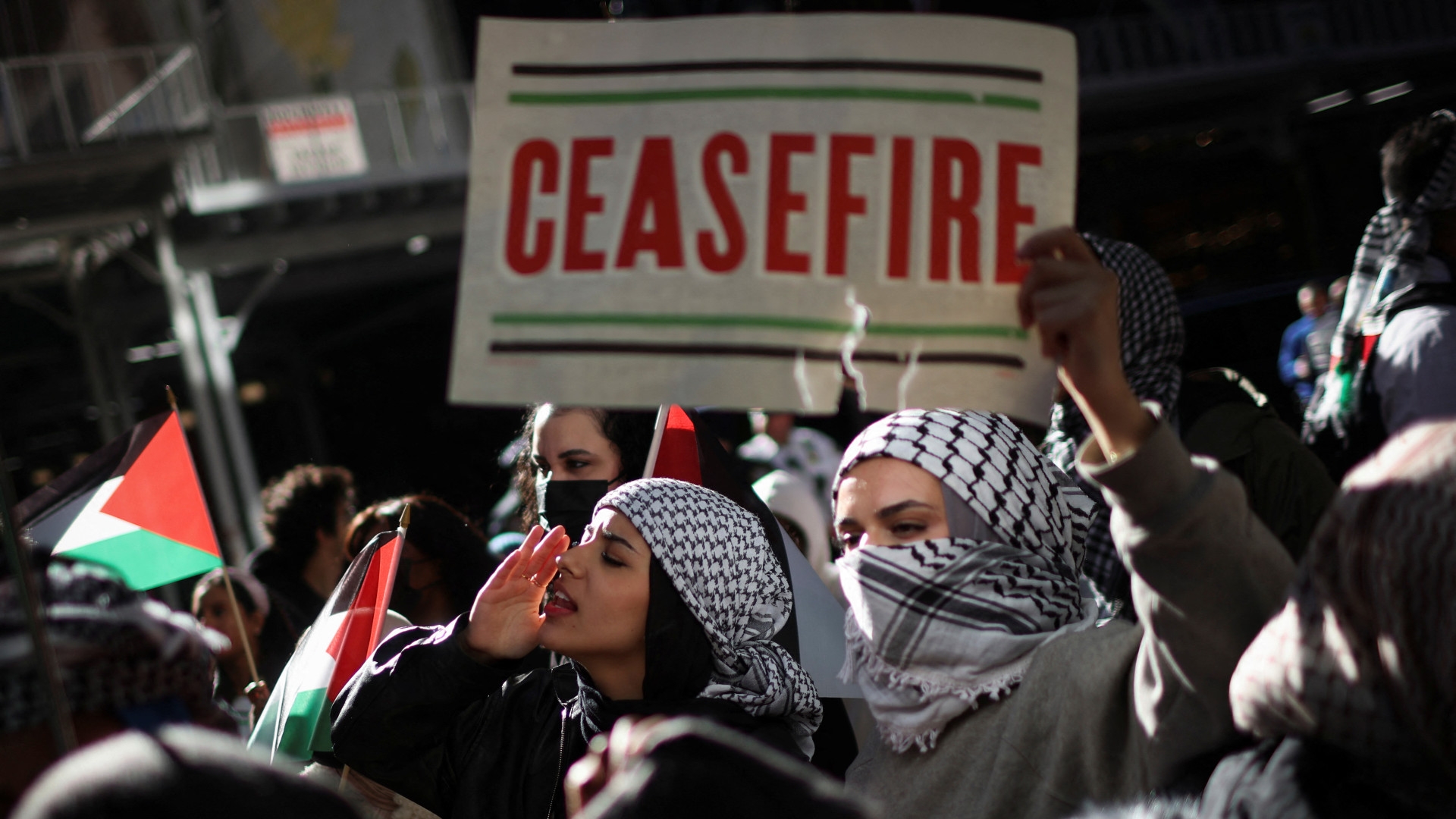 Des étudiants de l’université de New York manifestent contre les bombardements d’Israël contre les Palestiniens de Gaza, à New York, le 2 novembre 2023 (Reuters)