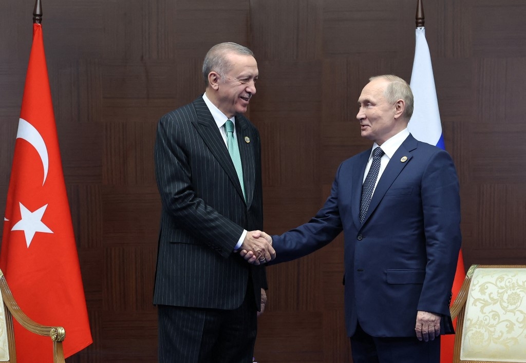 Turkish President Recep Tayyip Erdogan (L) meets Russian President Vladimir Putin on the sidelines of the Conference on Interaction and Confidence Building Measures in Asia (CICA) in Astana, on October 13, 2022. (AFP)