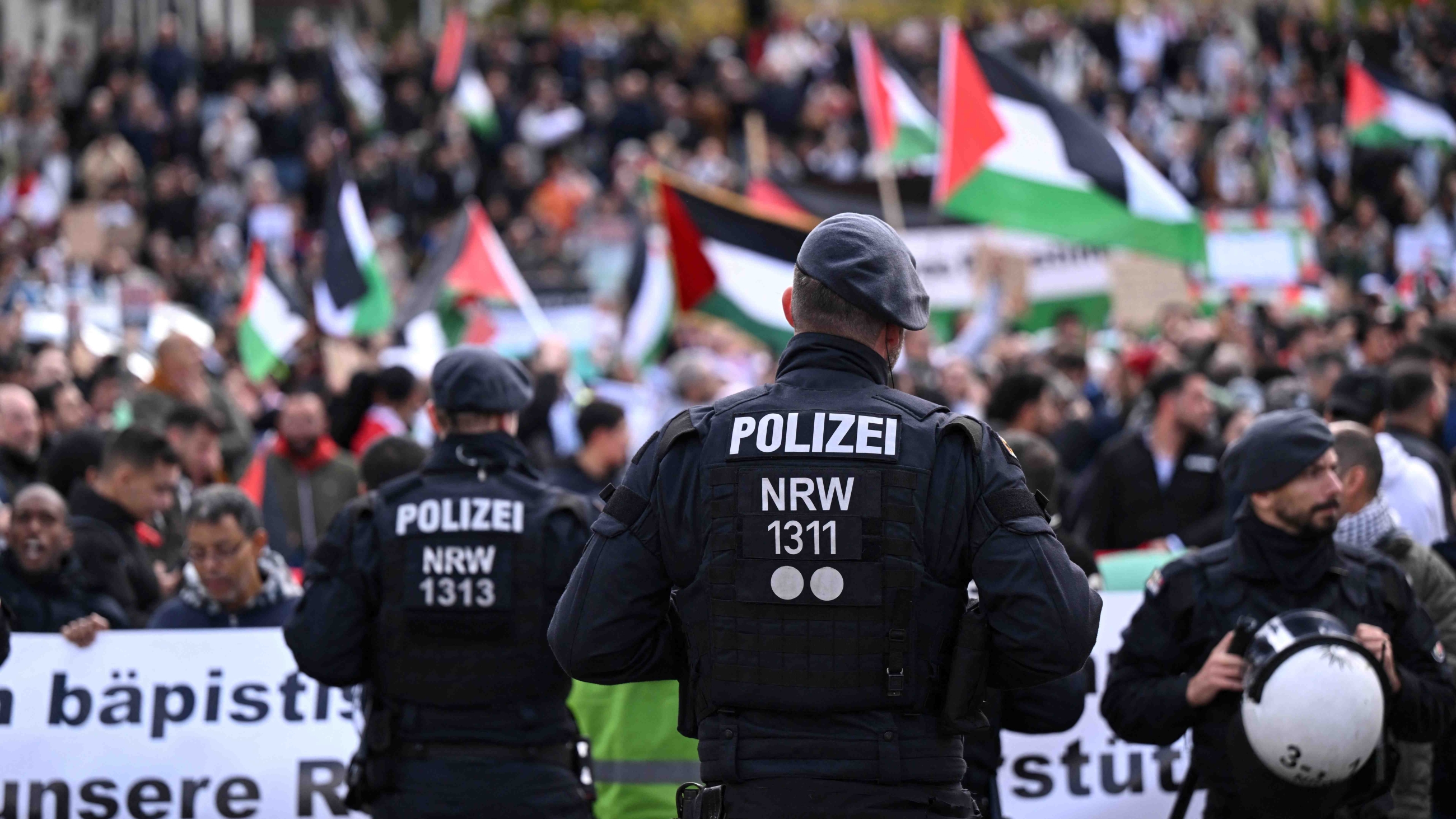 Des policiers allemands observent une marche de soutien aux Palestiniens de Gaza, à Dortmund, le 28 octobre (AFP/Ina Fassbender)