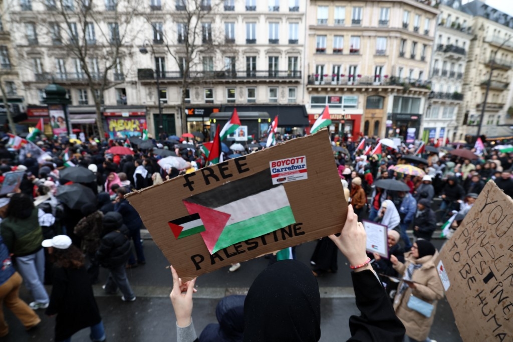 Amnesty International relève dans son rapport que lors de rassemblements, notamment en soutien aux Palestiniens –  quand ils ont été autorisés –, les autorités françaises ont recouru de façon « abusive à la force dans le maintien de l’ordre » (Emmanuel Dunand/AFP)