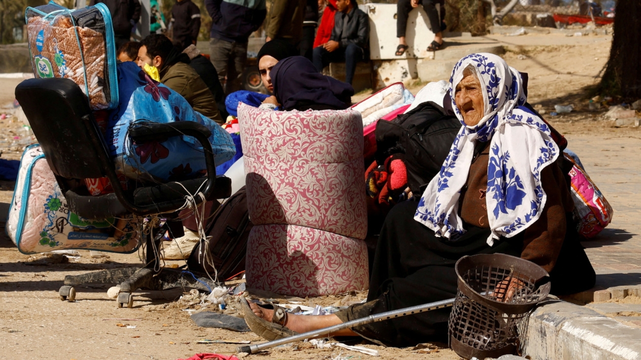 Palestinians rest while fleeing Khan Younis for Rafah on 30 January, 2024 (Reuters/Ibraheem Abu Mustafa).