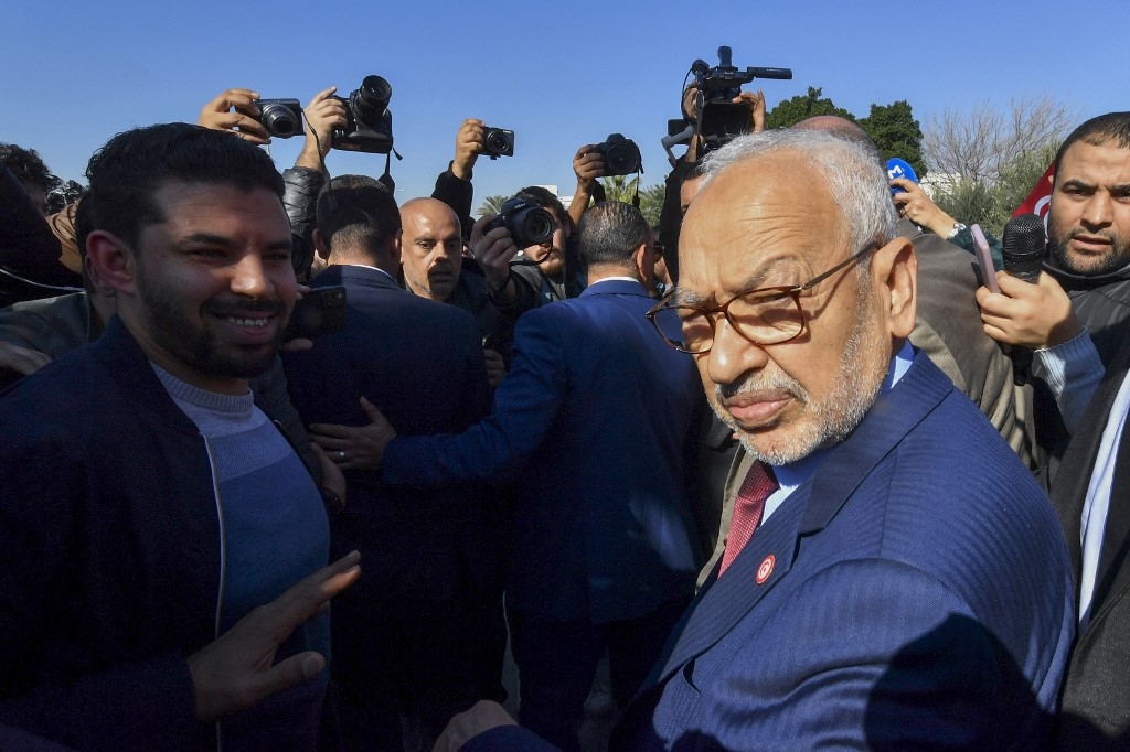 « À 81 ans, M. Ghannouchi est reconnu comme l’un des plus éminents défenseurs de la démocratie dans le monde arabe. Il est l’une des voix s’exprimant de façon soutenue et constante pour la modération et contre l’extrémisme », rappellent les signataires (AFP/Fethi Belaïd)