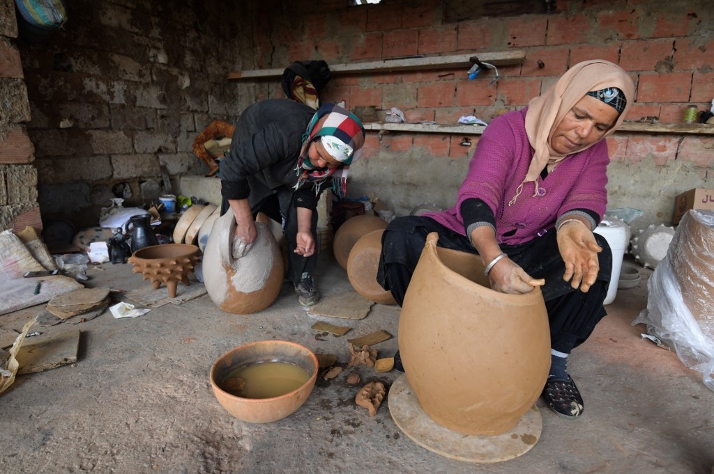 Selon le Groupement d’intérêt économique « Sejnania », 80 % des femmes de Sejnane et Hchechna vivent de la poterie artisanale (AFP/Fethi Belaïd)